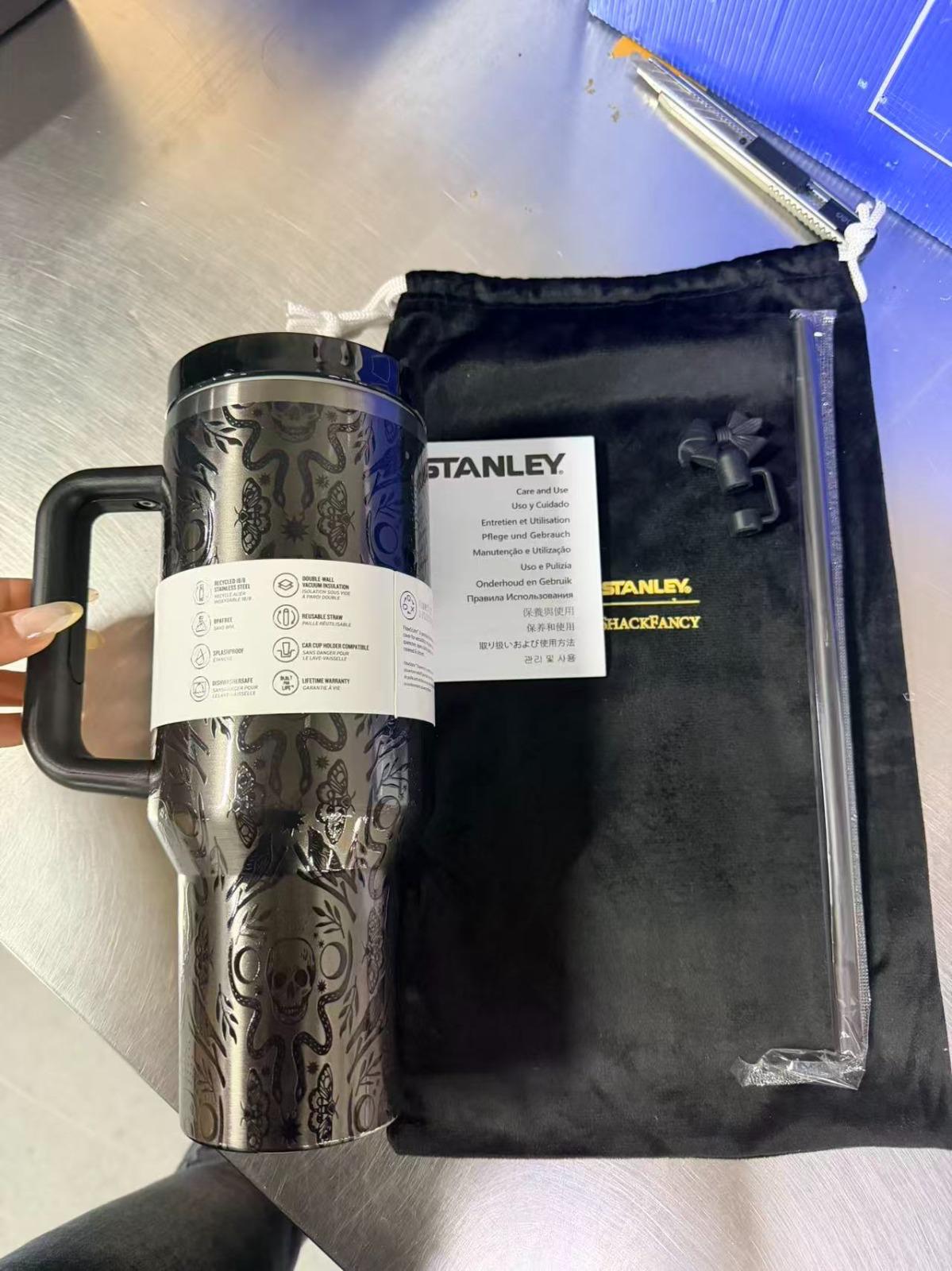 Stanley Halloween Quencher H2.0 FlowState Tumbler, 40 oz – Deadly Damask Design